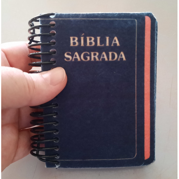 UMA BIBLIAZINHA MONTADA - A Criação / O Dilúvio / Isaque - 9 cm x 10,5 cm - TAMANHO FECHADO